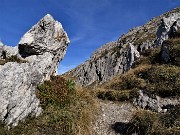 34 Salendo l'impegnativo sentiero del ripetitore  dal Rifugio per  Cima Alben 